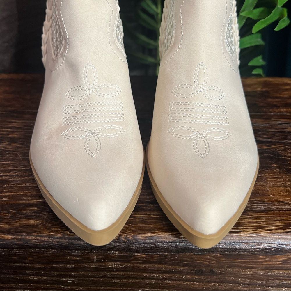 DV BY DOLCE VITA Faux Leather Karyn Bootie in Cream, Size 6.5. NWOT! - Picture 12 of 15